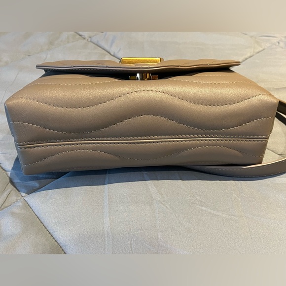 New Wave Chain Bag NM Quilted Leather MM - Picture 6 of 13